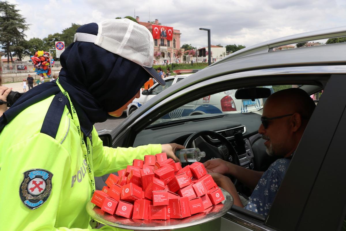 Edirne'de trafik denetiminde polisler s&uuml;r&uuml;c&uuml;leri bayramlaşmak i&ccedil;in durdurdu