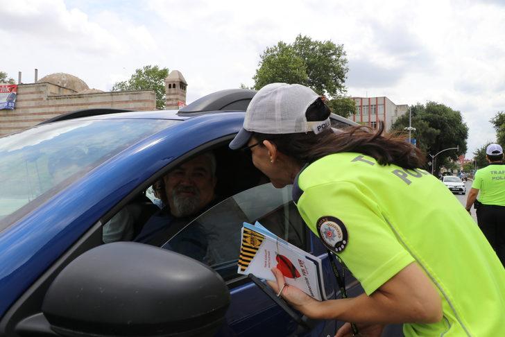 Edirne'de trafik denetiminde polisler sürücüleri bayramlaşmak için durdurdu G2