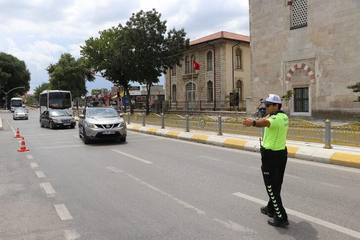 Edirne'de trafik denetiminde polisler sürücüleri bayramlaşmak için durdurdu G3