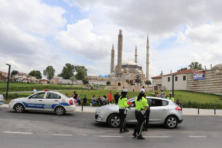 Edirne'de trafik denetiminde polisler sürücüleri bayramlaşmak için durdurdu G4