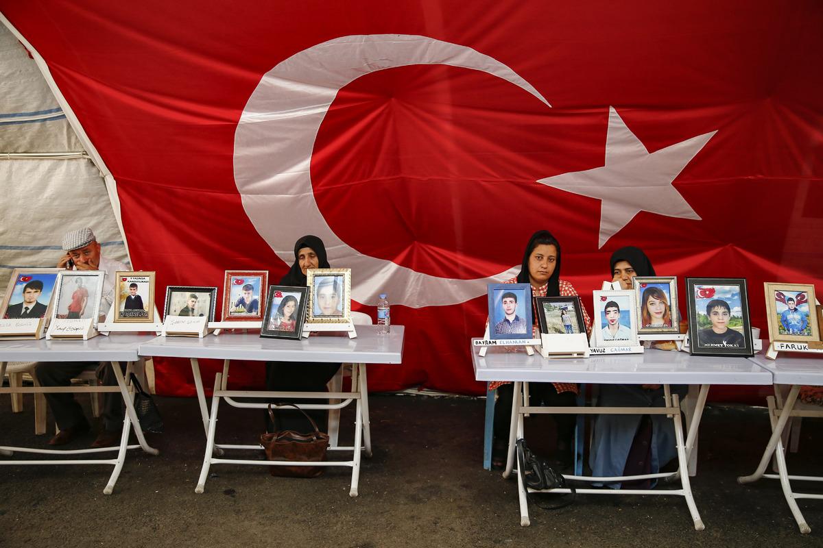 Diyarbakır anneleri Kurban Bayramı'nda da evlat n&ouml;betinde