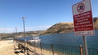 Şanlıurfa'da boğulma vakalarına karşı 4 dilde uyarı levhası asıldı
