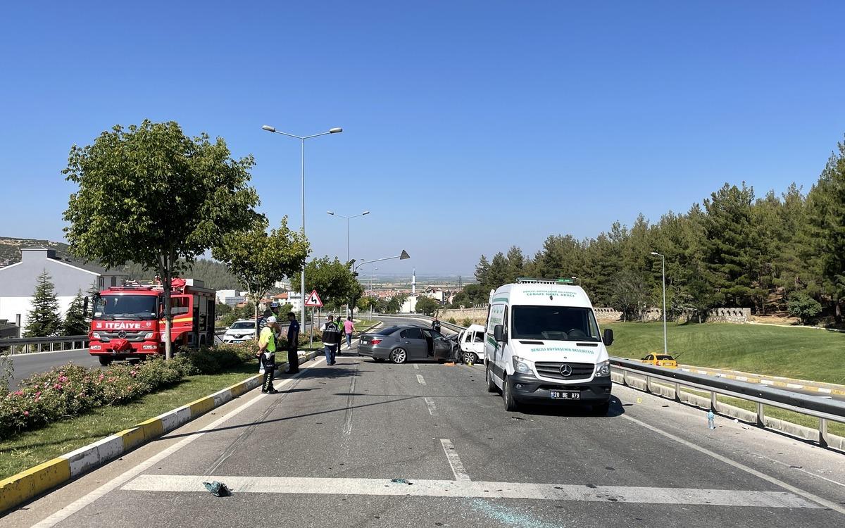 Denizli'de iki otomobilin &ccedil;arpıştığı kazada 1 kişi &ouml;ld&uuml;, 7 kişi yaralandı