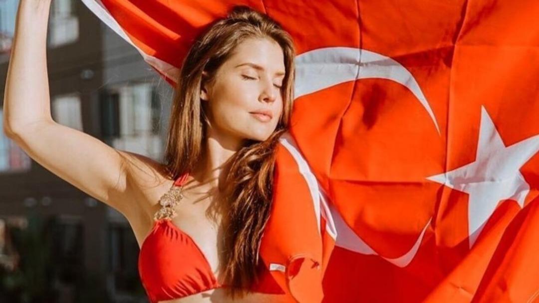Amanda Cerny&rsquo;nin Cadılar Bayramı kost&uuml;m&uuml; &ccedil;ok beğenildi