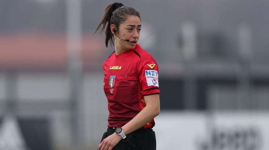 İtalya Serie A'da ilk kadın hakem: "Ailem futbol oynamama izin vermedi, ben de hakem oldum"