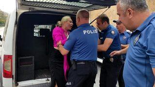 Alkollü kadın turist ortalığı birbirine kattı! Kaza yaptı dakikalarca araçtan inmedi