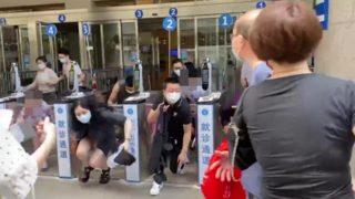 Hastanede akılalmaz olay! Sağlık görevlileri ve hastaları rehin alan saldırgan dehşet saçtı