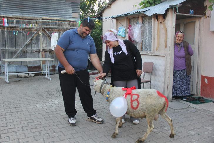 Sivas'ta nişanlı kızın evine kurbanlık koç götürme geleneği yaşatılıyor G4