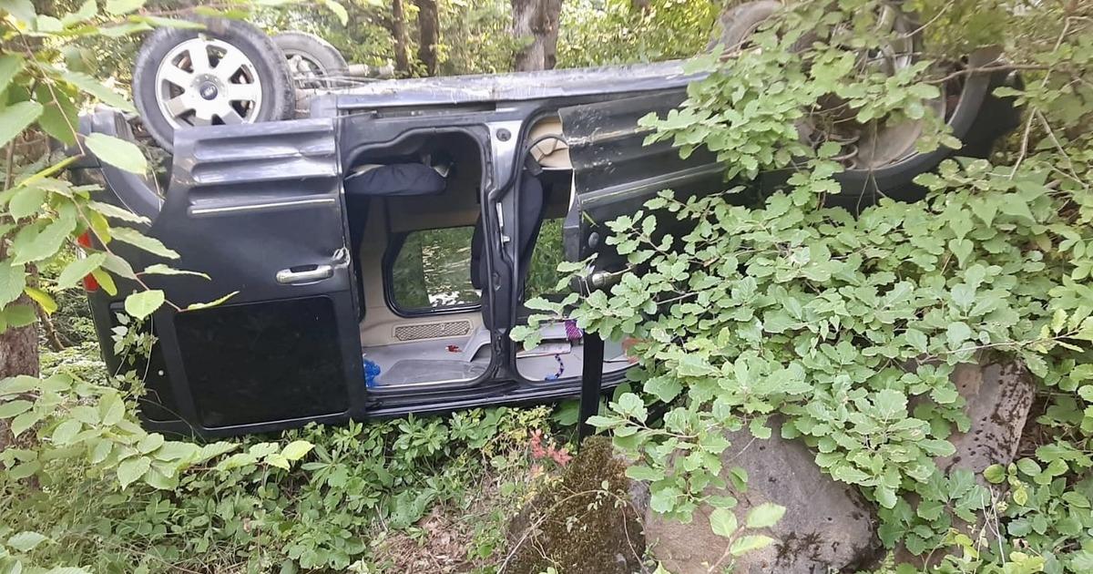 Trabzon'da otomobil u&ccedil;uruma devrildi, bir kişi yaralandı
