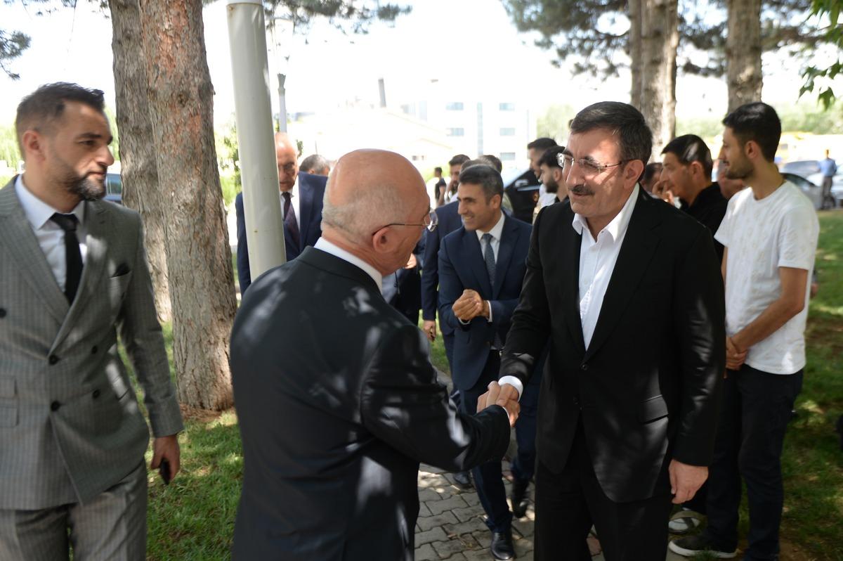 TBMM Plan ve B&uuml;t&ccedil;e Komisyonu Başkanı Yılmaz, Bing&ouml;l'de bayramlaşma programlarına katıldı