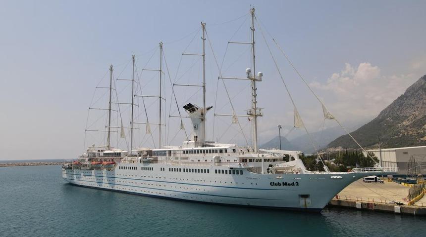 Antalya, lüks yolcu gemisi Club Med 2 ile gelen 240 turisti ağırladı