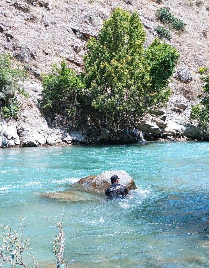Müküs Çayı'na düşen hemşireyi arama çalışmaları bayramda da sürüyor G2