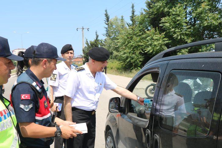 Samsun'da jandarma sürücülere çikolata ikramında bulundu, çocuklara oyuncak hediye etti G1