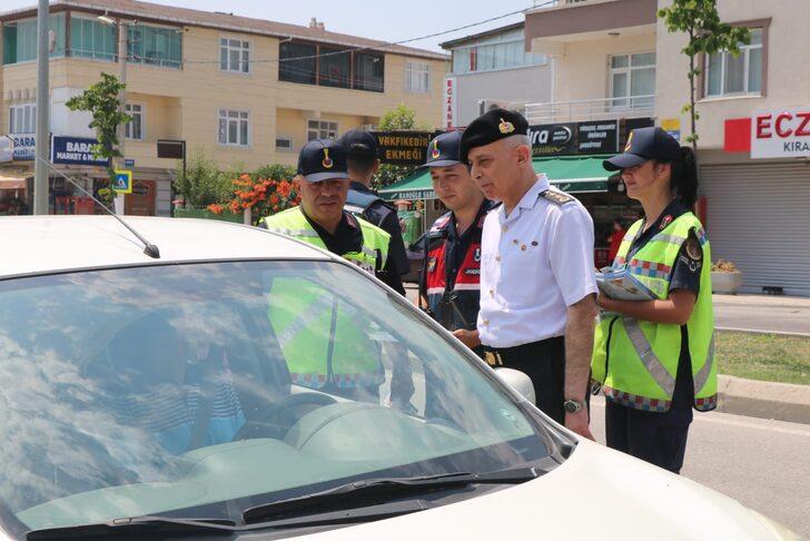 Samsun'da jandarma sürücülere çikolata ikramında bulundu, çocuklara oyuncak hediye etti G2