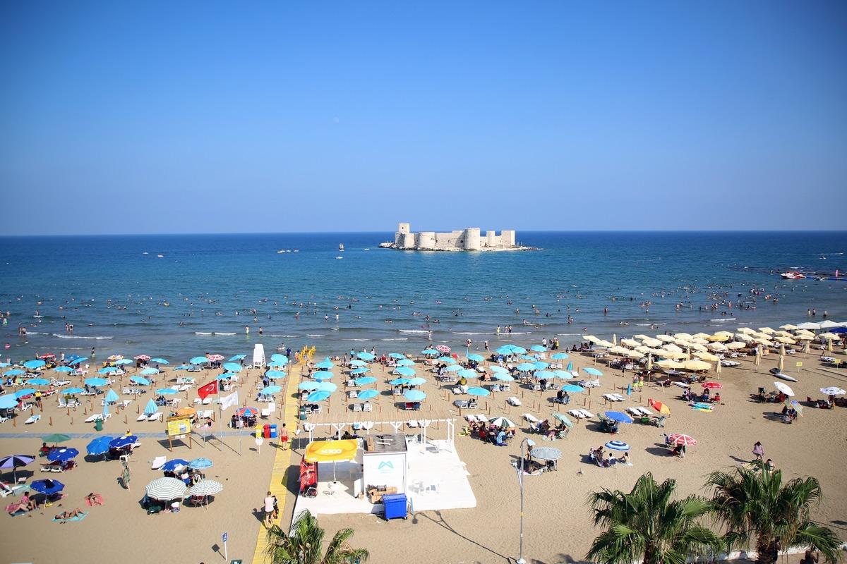 Mersin Kızkalesi'nde bayram hareketliliği yaşanıyor