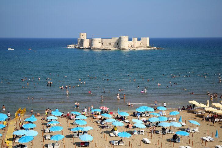 Mersin Kızkalesi'nde bayram hareketliliği yaşanıyor G4