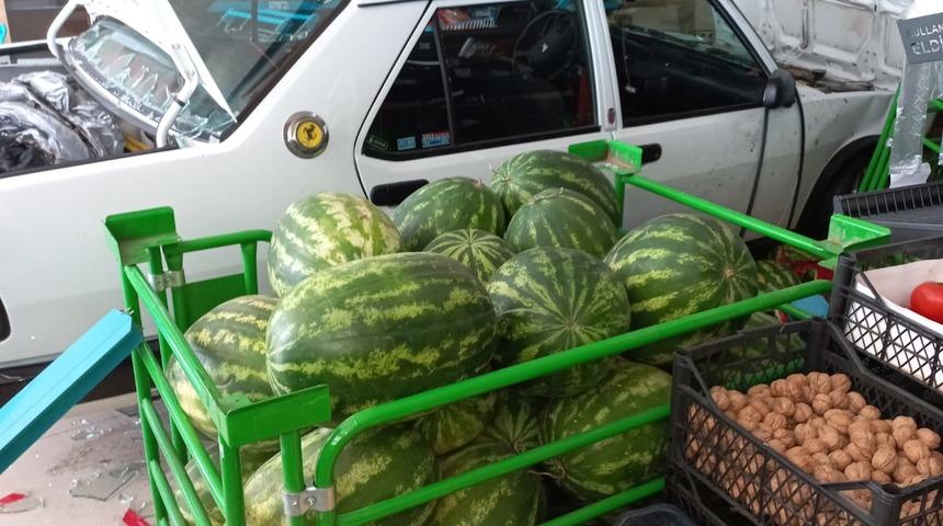 Aydın'da kontrolden çıkan otomobil markete girdi