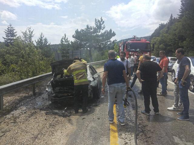 Karabük'te seyir halindeki otomobil yandı