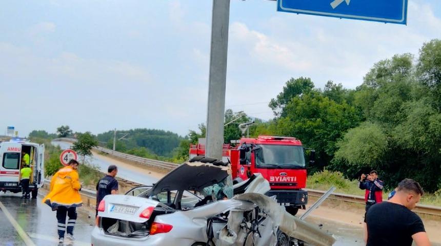 Bilecik'te bariyere çarpan otomobildeki 2 kişi yaralandı