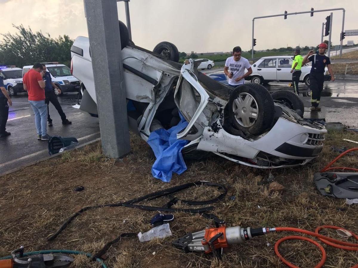 Manisa'da iki otomobilin &ccedil;arpıştığı kazada 3 kişi &ouml;ld&uuml;