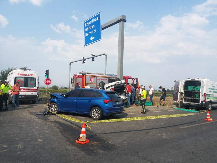 Manisa'da iki otomobilin çarpıştığı kazada 3 kişi öldü G3