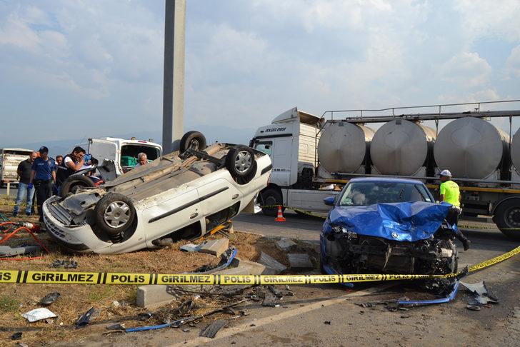 Manisa'da iki otomobilin çarpıştığı kazada 3 kişi öldü G4