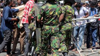 Sri Lanka'da hükümet karşıtı protestoların şiddeti artıyor! Başbakanın istifa etmesi bekleniyor