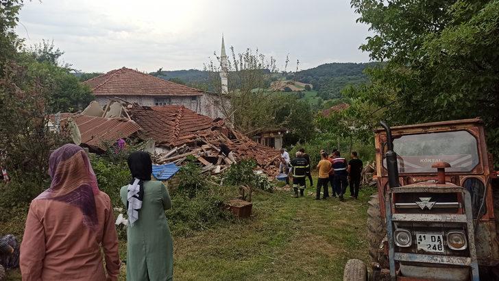 Kocaeli'de 2 katlı ev çöktü G4