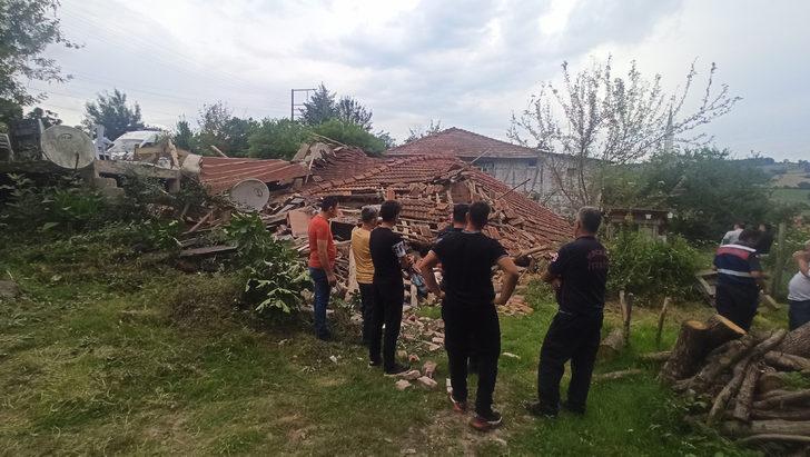 Kocaeli'de 2 katlı ev çöktü G5