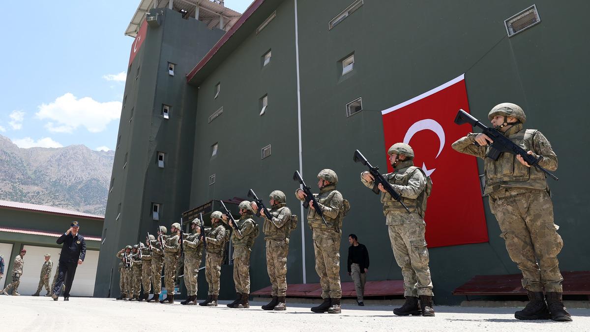 Bakan Akar ve beraberindeki TSK komuta kademesi, g&uuml;venlik korucularının bayramını kutladı