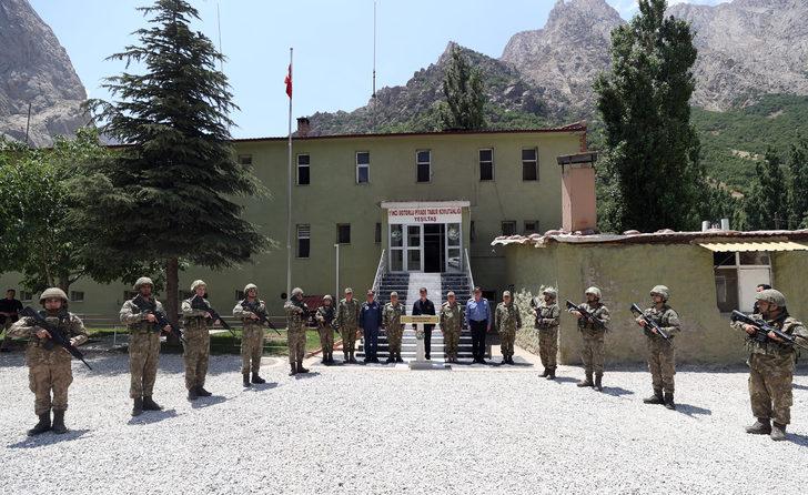 Bakan Akar ve beraberindeki TSK komuta kademesi, güvenlik korucularının bayramını kutladı G2