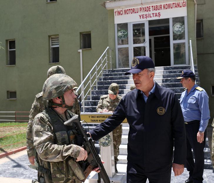 Bakan Akar ve beraberindeki TSK komuta kademesi, güvenlik korucularının bayramını kutladı G3