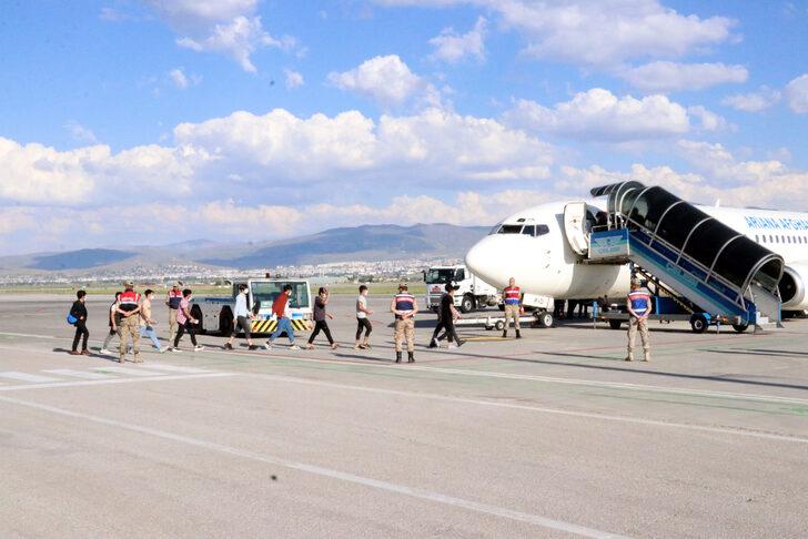 Erzurum'da Afganistan uyruklu 363 düzensiz göçmen ülkelerine gönderildi G1