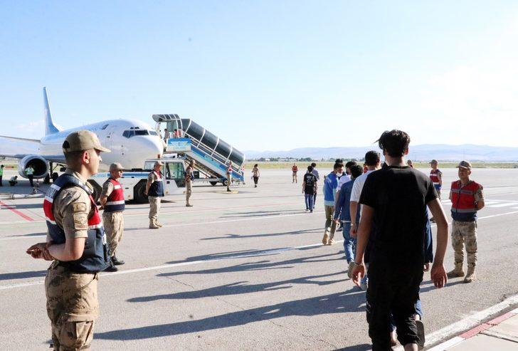 Erzurum'da Afganistan uyruklu 363 düzensiz göçmen ülkelerine gönderildi G2