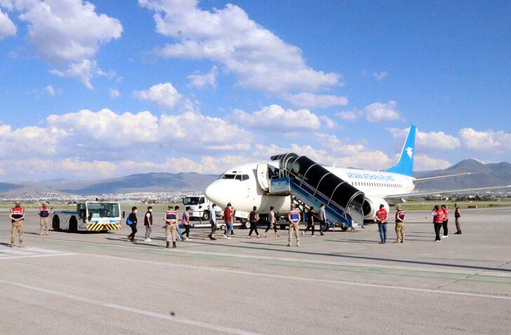 Erzurum'da Afganistan uyruklu 363 düzensiz göçmen ülkelerine gönderildi G3