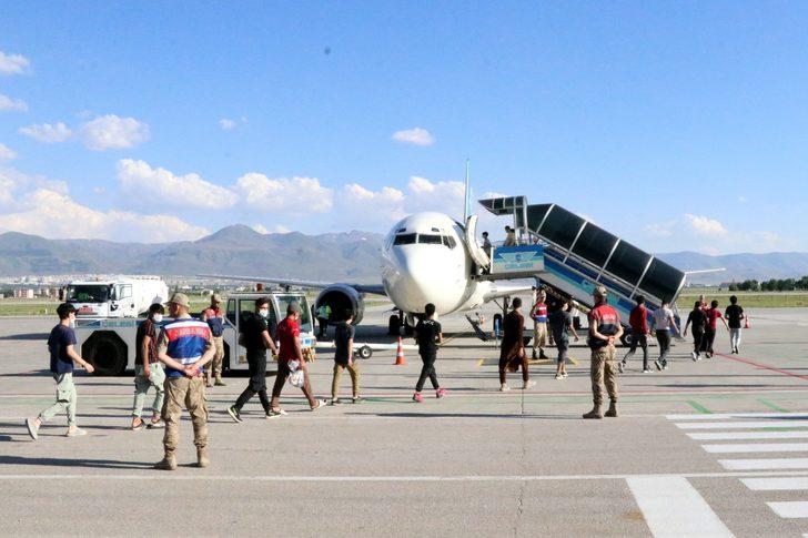 Erzurum'da Afganistan uyruklu 363 düzensiz göçmen ülkelerine gönderildi G4