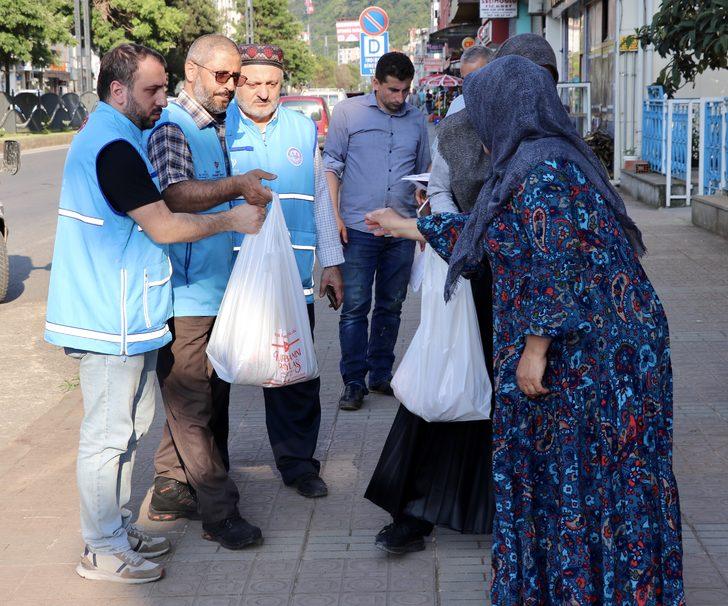 TDV, Trabzon'da 784 hisse kurban etini ihtiyaç sahiplerine dağıttı G3