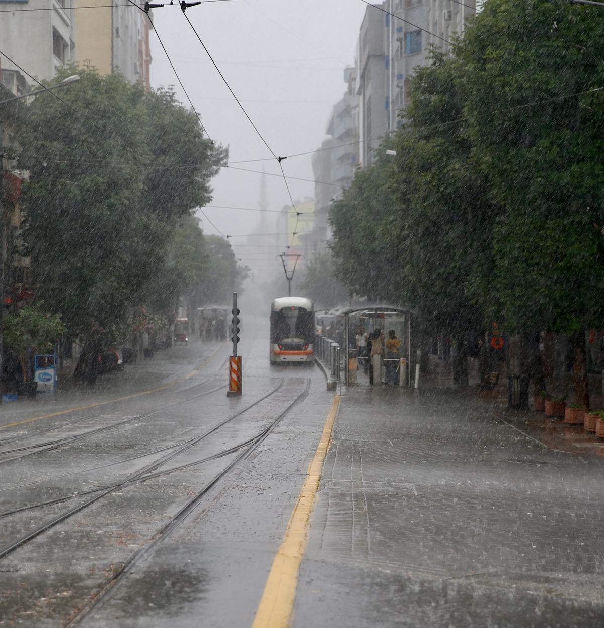 Eskişehir'de sağanak, su baskınlarına neden oldu