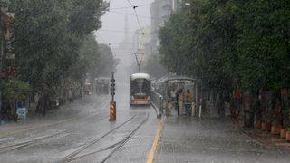 Eskişehir'de sağanak, su baskınlarına neden oldu