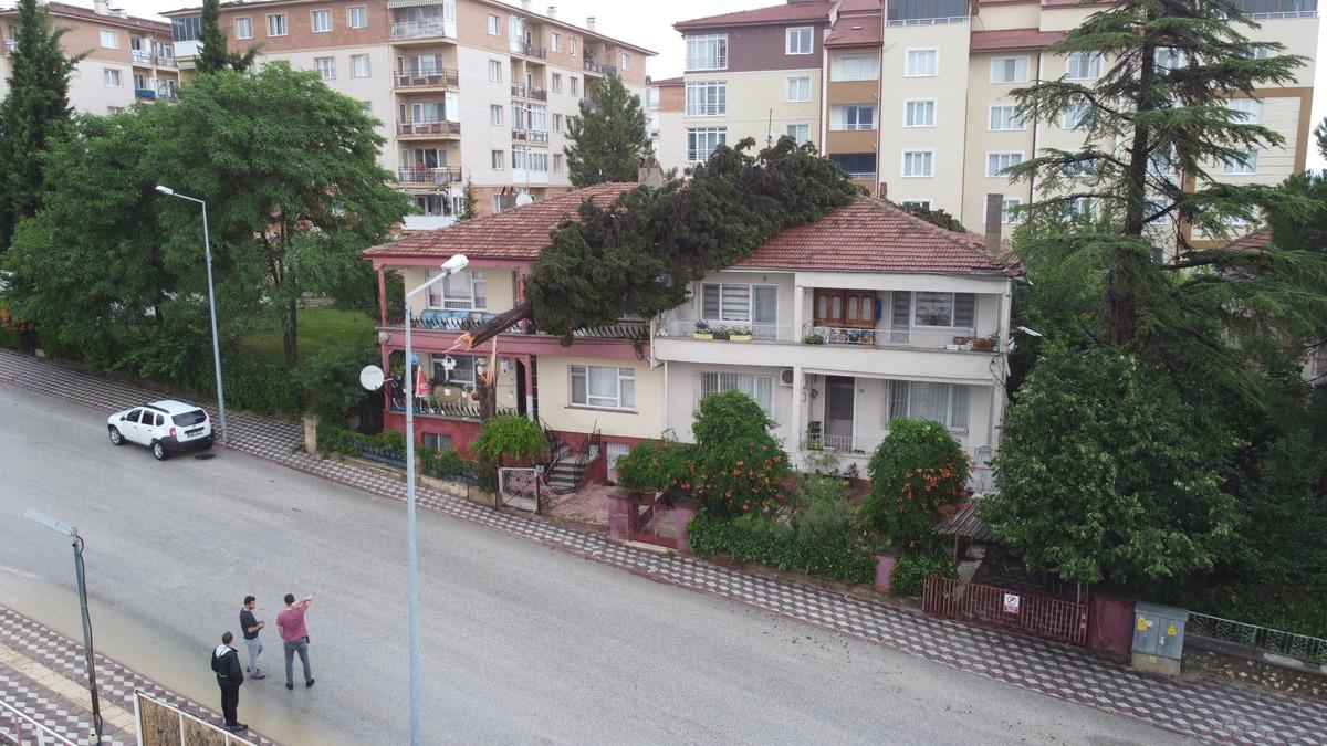 Bilecik'te şiddetli yağış ve fırtına hasara yol a&ccedil;tı