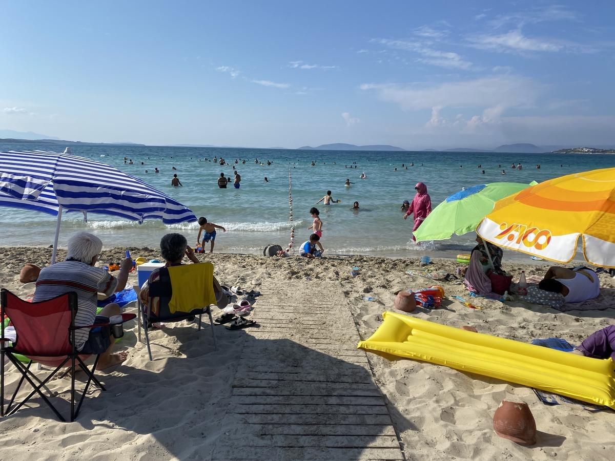 Turizm merkezi &Ccedil;eşme'de bayram yoğunluğu yaşanıyor