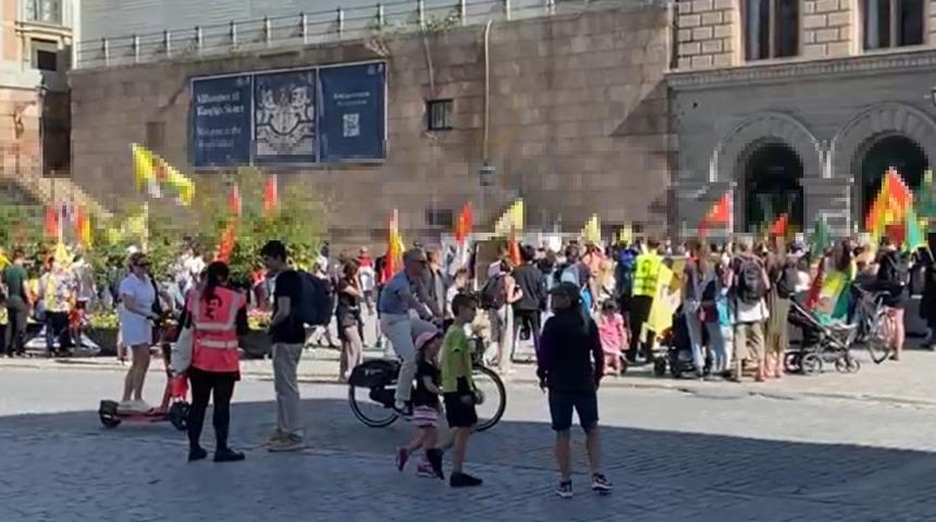 Yine aynı ülke yine aynı manzara! "Türkiye'ye taviz verdiniz" diyen terör örgütü yandaşları parlamentoya yürüdü