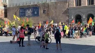 Yine aynı ülke yine aynı manzara! Türkiye'ye taviz verdiniz diyen terör örgütü yandaşları parlamentoya yürüdü