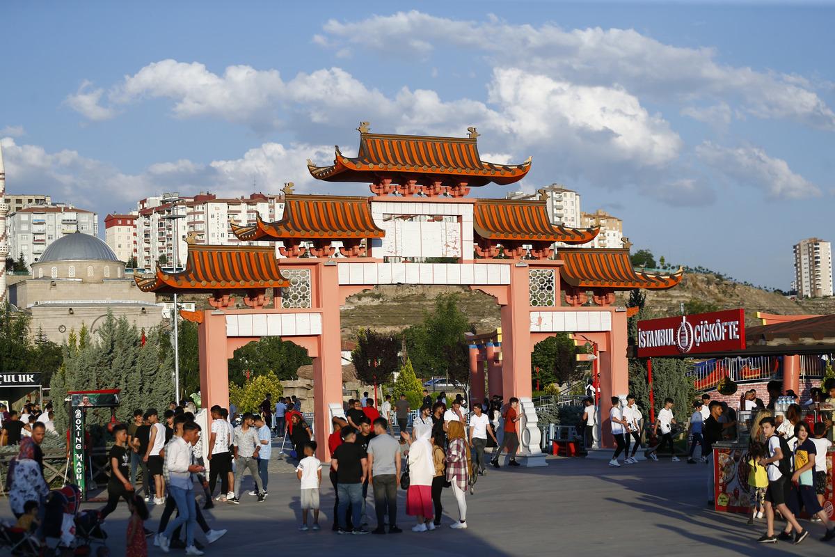 Kayseri'deki Anadolu Harikalar Diyarı'nda bayram yoğunluğu yaşanıyor