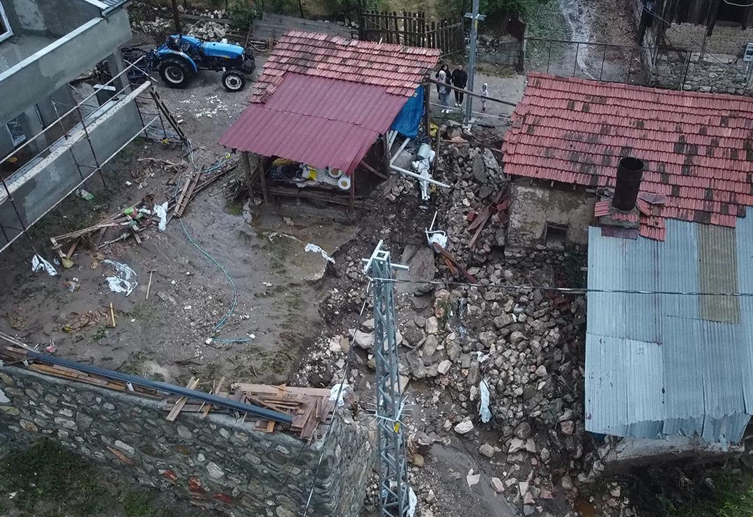 İki şehir kabusu yaşadı: Ara&ccedil;lar yolda kaldı, evleri su bastı! Acı haber geldi, 1 kişi selde hayatını kaybetti