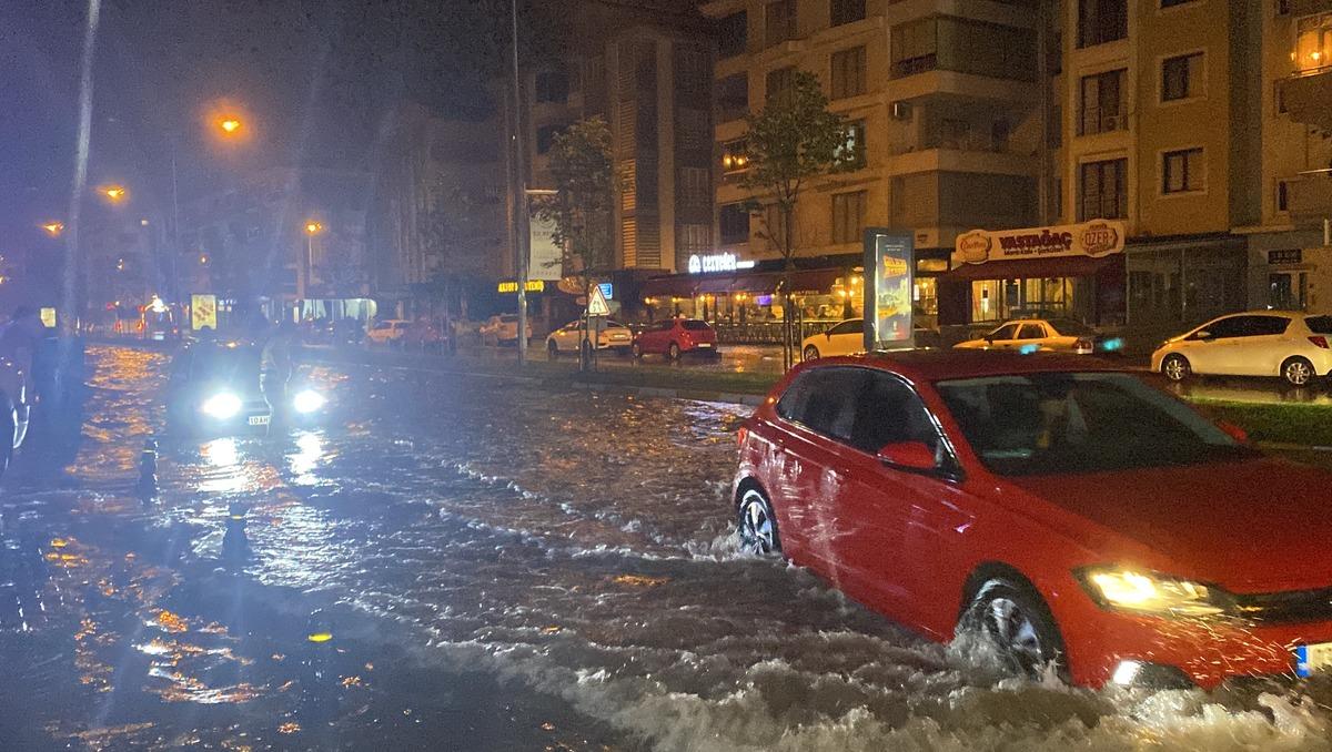 Balıkesir'de sağanak hayatı olumsuz etkiledi