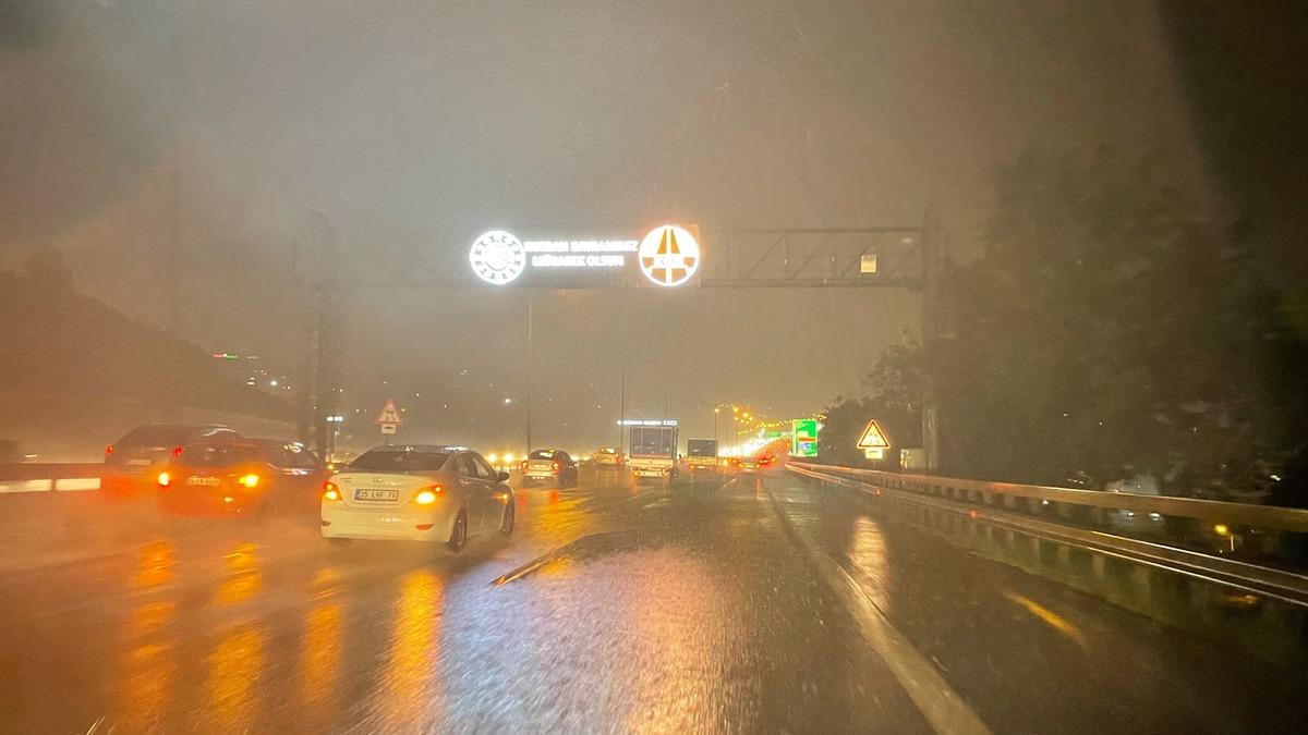 G&Uuml;NCELLEME - İstanbul'da g&ouml;k g&uuml;r&uuml;lt&uuml;l&uuml; sağanak etkili oluyor