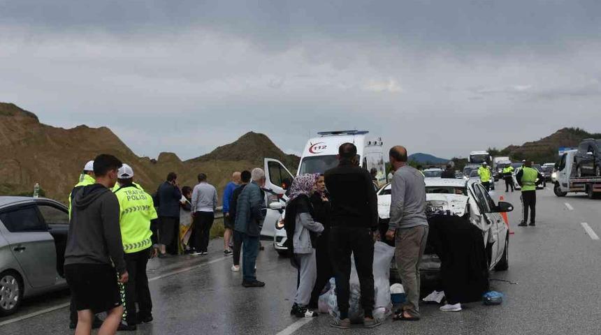 D100’de 6 araç birbirine girdi! Yaralılar var 