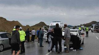 D100’de 6 araç birbirine girdi! Yaralılar var 