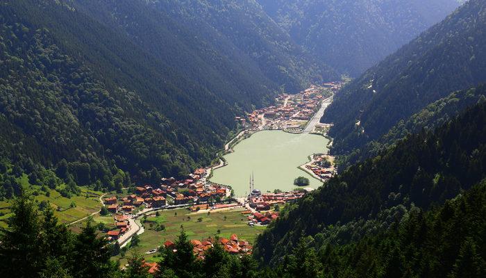 Trabzon Uzungöl’e turist akını! 'Konaklayacak yer kalmadı'